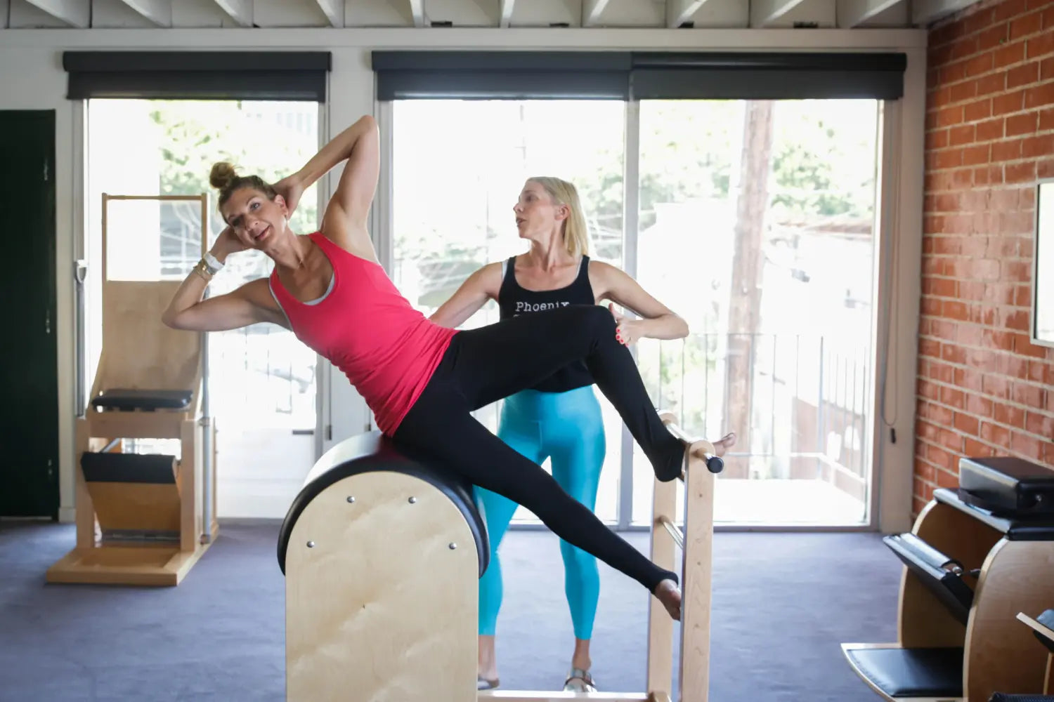 Side sit up being done on the ladder barrel